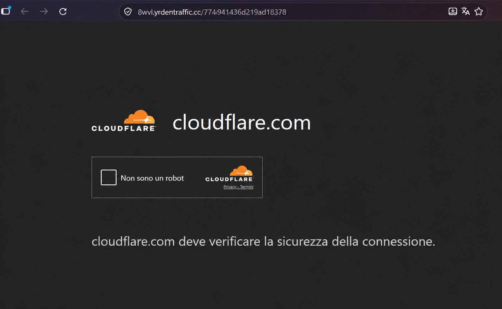 Pagina che imita Cloudflare, con la casella «Non sono un robot» e un dominio estraneo nella barra degli indirizzi.